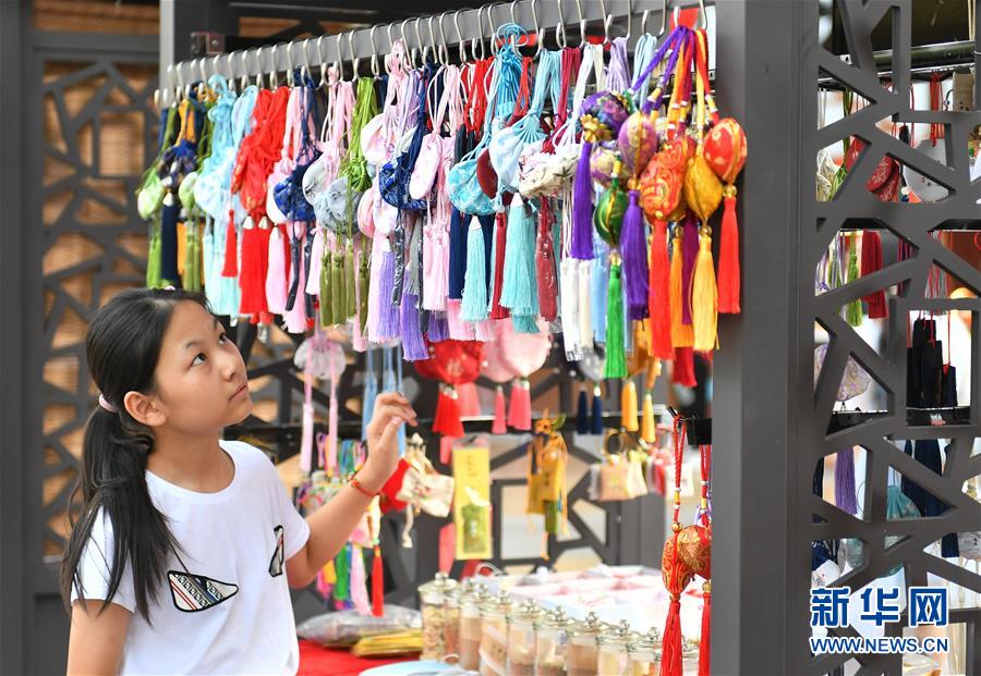 （新華全媒頭條&middot;圖文互動(dòng)）（4）線(xiàn)上線(xiàn)下消費(fèi)升溫 文旅活動(dòng)邁上&ldquo;云端&rdquo;&mdash;&mdash;端午假期透視我國(guó)經(jīng)濟(jì)高質(zhì)量發(fā)展新動(dòng)力