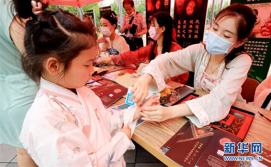 （新華全媒頭條&middot;圖文互動(dòng)）（7）線(xiàn)上線(xiàn)下消費(fèi)升溫 文旅活動(dòng)邁上&ldquo;云端&rdquo;&mdash;&mdash;端午假期透視我國(guó)經(jīng)濟(jì)高質(zhì)量發(fā)展新動(dòng)力