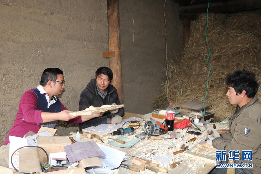 (決戰(zhàn)決勝脫貧攻堅·圖文互動)香巴拉深處有個“留村碩士”