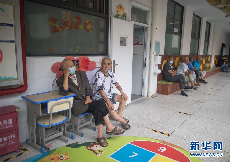 (防汛抗洪·圖文互動)(3)為人民生命安全撐起“安全傘”——湖北緊急轉(zhuǎn)移安置受災(zāi)群眾速寫