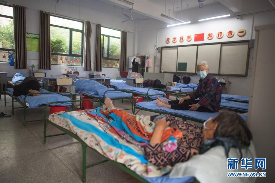 (防汛抗洪·圖文互動)(4)為人民生命安全撐起“安全傘”——湖北緊急轉(zhuǎn)移安置受災(zāi)群眾速寫