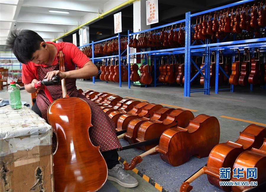 （走向我們的小康生活&middot;圖文互動(dòng)）（1）放下鋤頭，卻撥動(dòng)命運(yùn)的琴弦