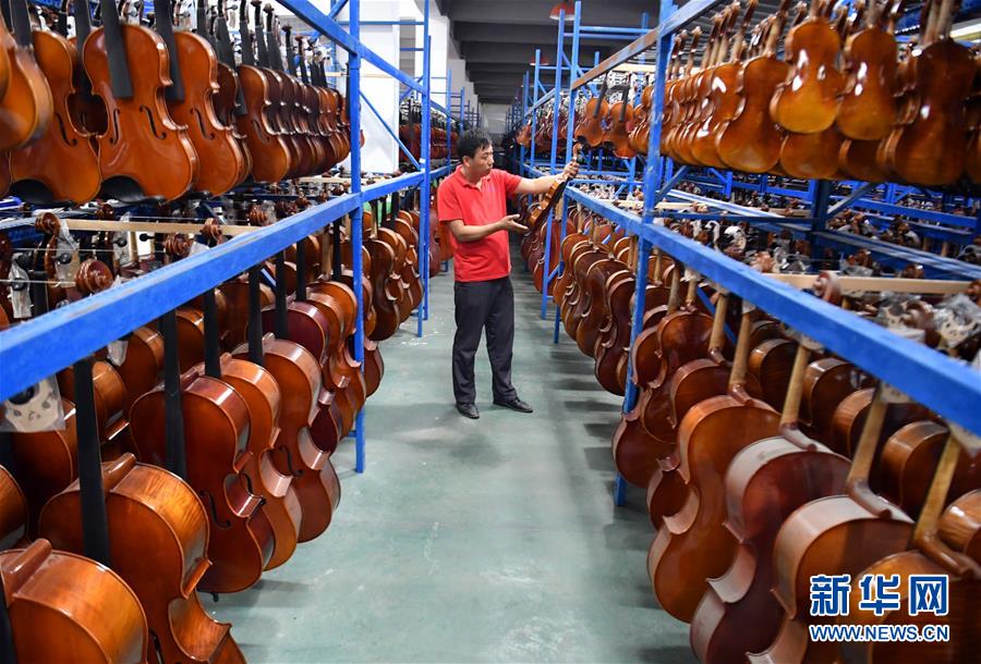 （走向我們的小康生活&middot;圖文互動(dòng)）（3）放下鋤頭，卻撥動(dòng)命運(yùn)的琴弦