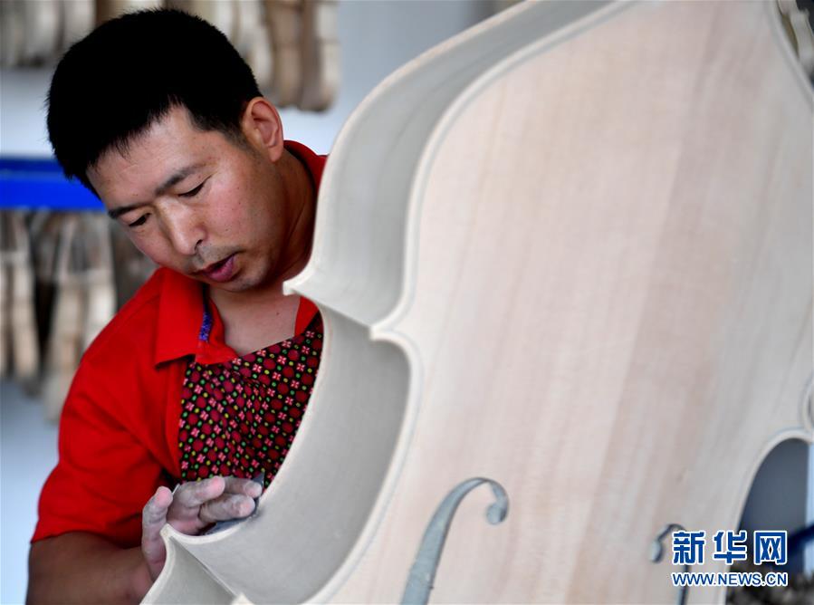 （走向我們的小康生活&middot;圖文互動(dòng)）（4）放下鋤頭，卻撥動(dòng)命運(yùn)的琴弦