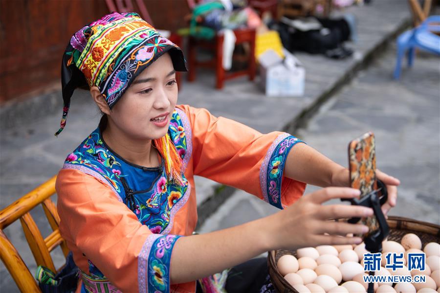 （新華全媒頭條&middot;走向我們的小康生活&middot;圖文互動）（6）那山，那人，那苗寨&mdash;&mdash;十八洞村三代人的奮斗史