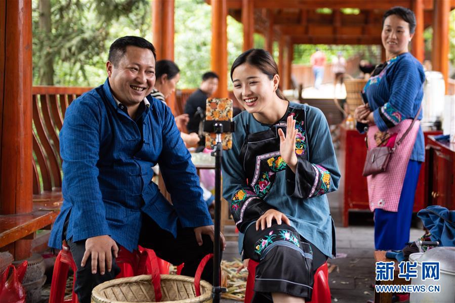 （新華全媒頭條&middot;走向我們的小康生活&middot;圖文互動）（10）那山，那人，那苗寨&mdash;&mdash;十八洞村三代人的奮斗史