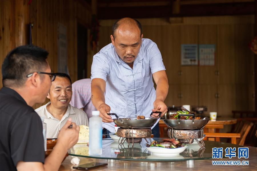 （新華全媒頭條&middot;走向我們的小康生活&middot;圖文互動）（9）那山，那人，那苗寨&mdash;&mdash;十八洞村三代人的奮斗史