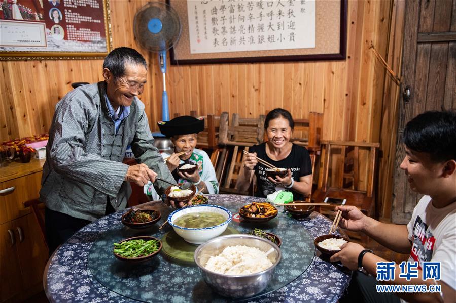 （新華全媒頭條&middot;走向我們的小康生活&middot;圖文互動）（2）那山，那人，那苗寨&mdash;&mdash;十八洞村三代人的奮斗史