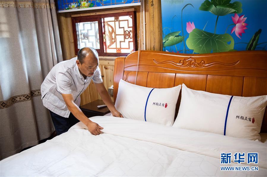 （新華全媒頭條&middot;走向我們的小康生活&middot;圖文互動）（3）那山，那人，那苗寨&mdash;&mdash;十八洞村三代人的奮斗史