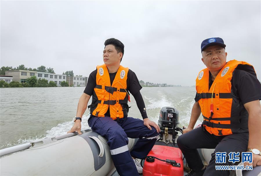 (防汛抗洪·一線人物·圖文互動(dòng))(2)萬家燈火明 壩上有神兵——安徽宿松長(zhǎng)江大堤上的“守護(hù)者聯(lián)盟”群像