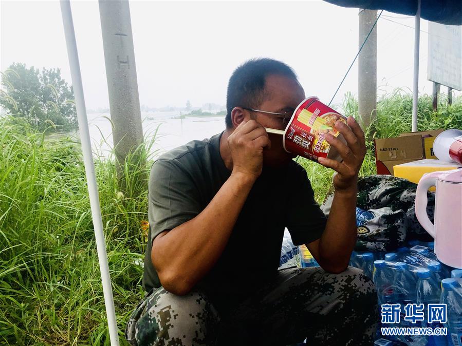 (防汛抗洪·一線人物·圖文互動(dòng))(1)萬家燈火明 壩上有神兵——安徽宿松長(zhǎng)江大堤上的“守護(hù)者聯(lián)盟”群像