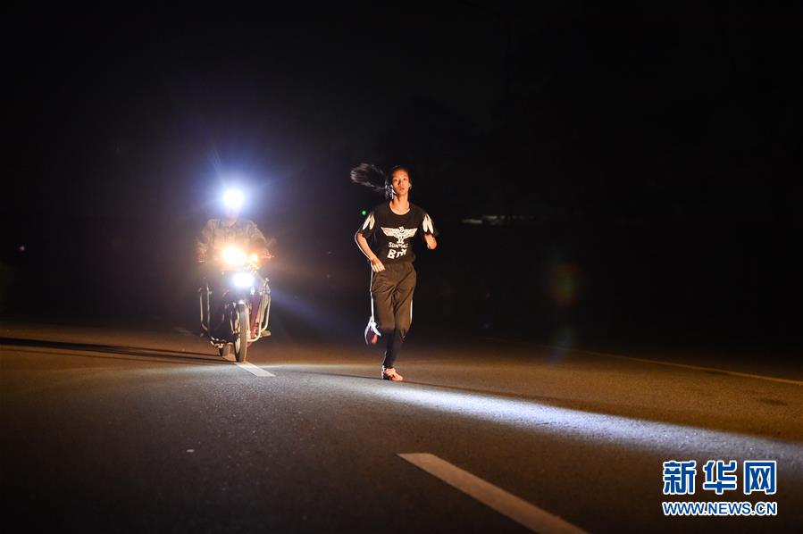 (體育·圖文互動(dòng))(4)父愛如燈 伴我奔跑