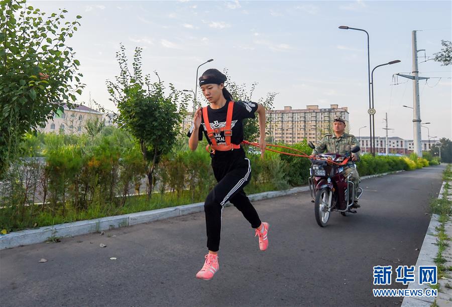 (體育·圖文互動(dòng))(9)父愛如燈 伴我奔跑