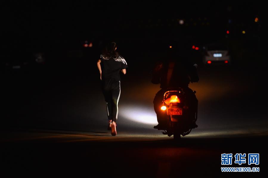 (體育·圖文互動(dòng))(23)父愛如燈 伴我奔跑