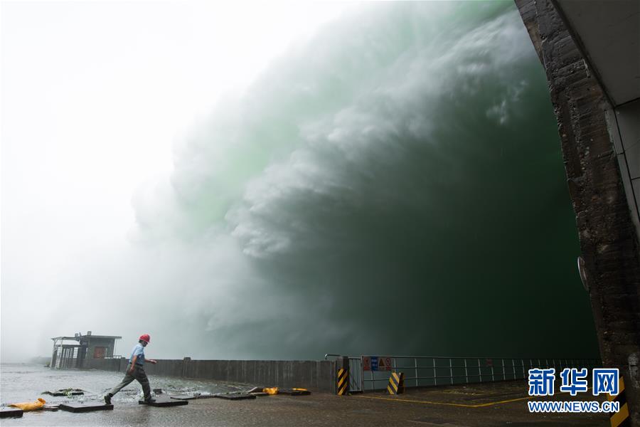 （在習(xí)近平新時代中國特色社會主義思想指引下&mdash;&mdash;新時代新作為新篇章&middot;習(xí)近平總書記關(guān)切事&middot;圖文互動）（1）黑科技 縛洪魔&mdash;&mdash;現(xiàn)代科技提升防汛救災(zāi)硬實力