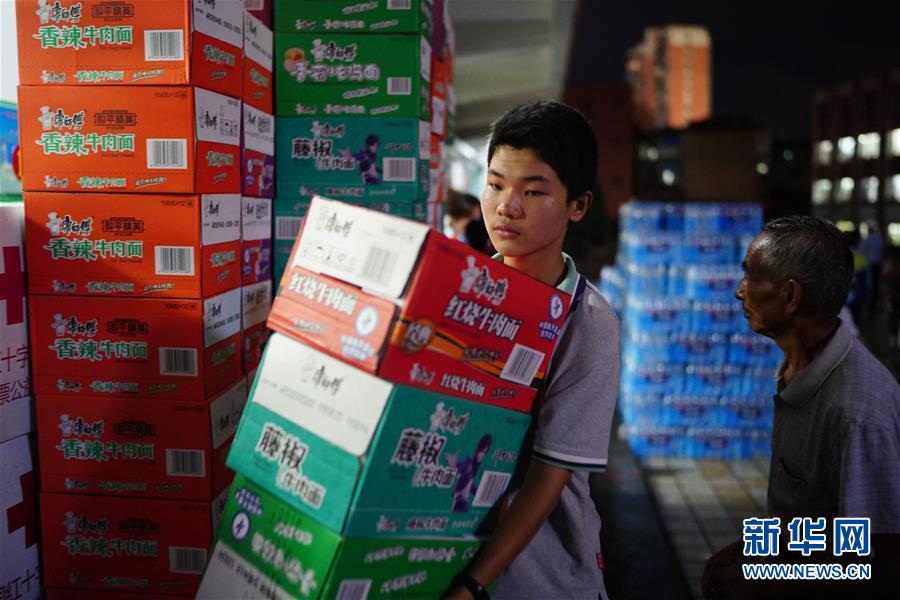 (在習(xí)近平新時代中國特色社會主義思想指引下——新時代新作為新篇章·習(xí)近平總書記關(guān)切事·圖文互動)(2)遮風(fēng)雨 送安穩(wěn)——受災(zāi)群眾轉(zhuǎn)移安置中的暖心故事