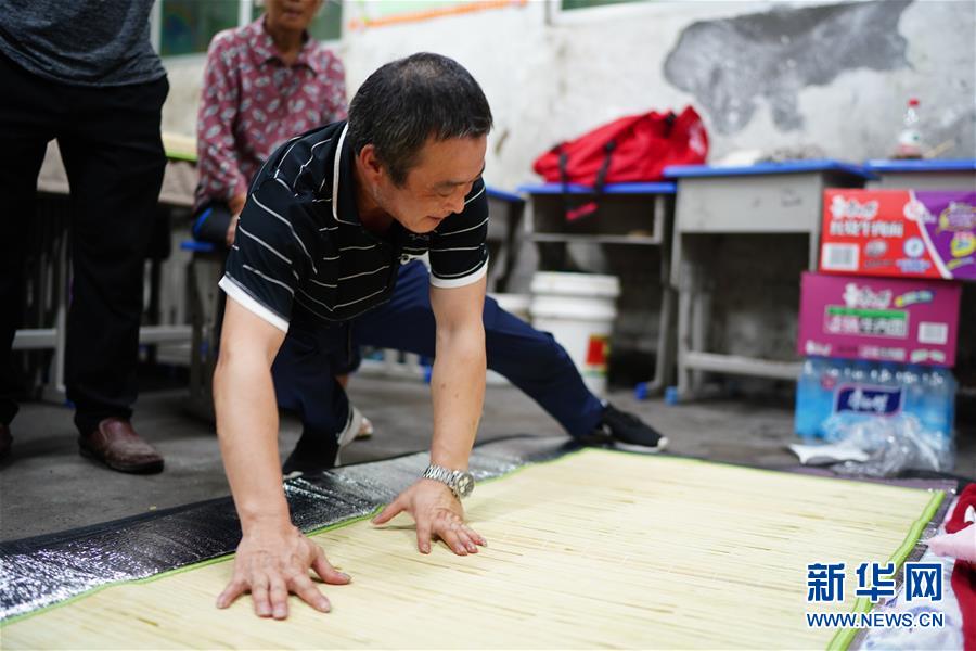 (在習(xí)近平新時代中國特色社會主義思想指引下——新時代新作為新篇章·習(xí)近平總書記關(guān)切事·圖文互動)(4)遮風(fēng)雨 送安穩(wěn)——受災(zāi)群眾轉(zhuǎn)移安置中的暖心故事