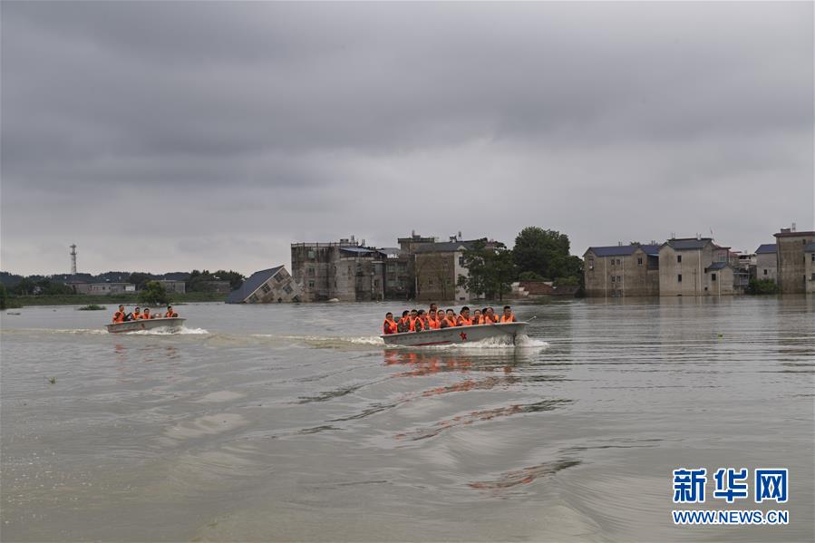 (防汛抗洪·圖文互動)(3)穿梭“孤島”的火箭軍醫(yī)療隊