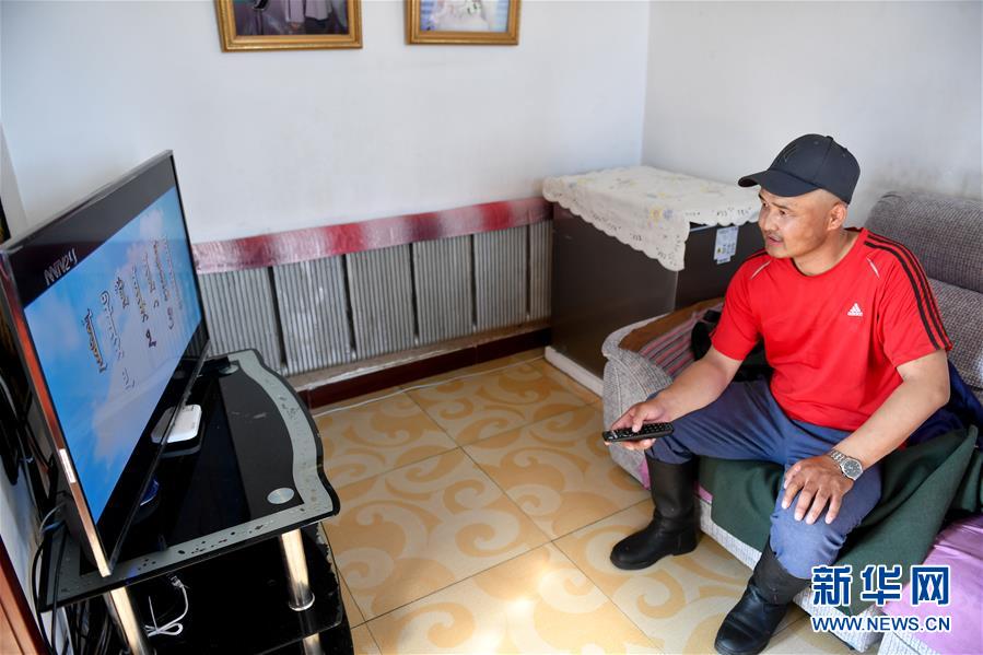 （走向我們的小康生活&middot;圖文互動）（3）草原有了網(wǎng)，手機(jī)能放羊&mdash;&mdash;看呼倫貝爾大草原牧民生活變了樣 