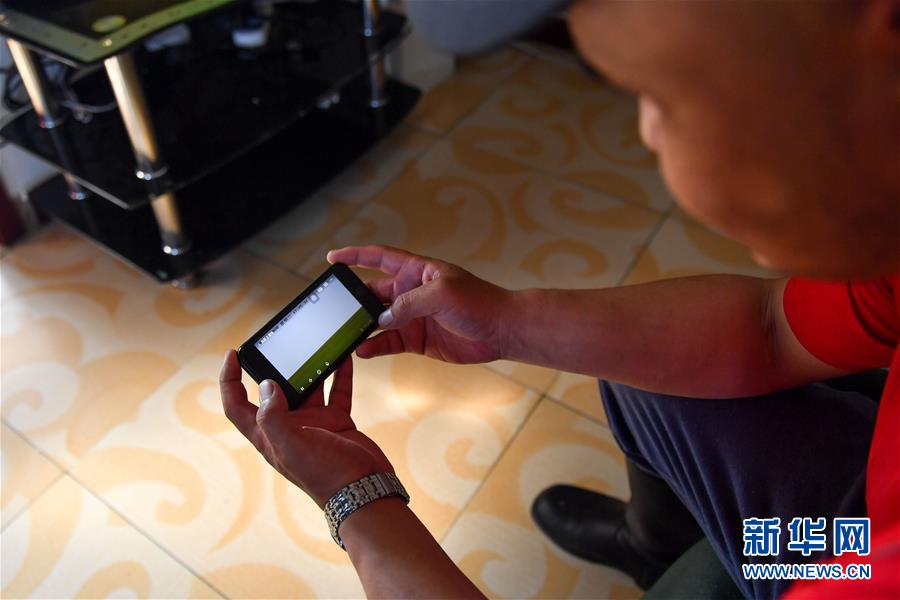 （走向我們的小康生活&middot;圖文互動）（4）草原有了網(wǎng)，手機(jī)能放羊&mdash;&mdash;看呼倫貝爾大草原牧民生活變了樣 