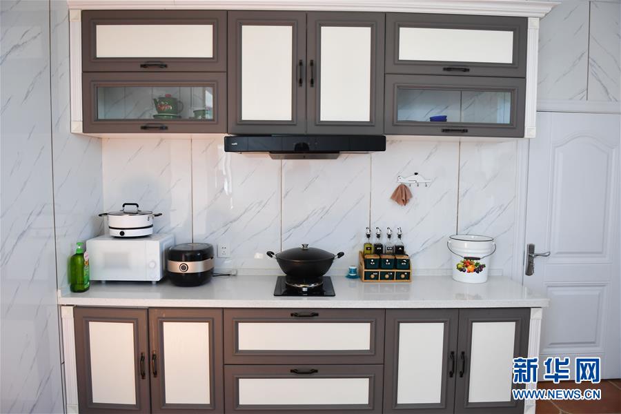 （走向我們的小康生活&middot;圖文互動）（7）草原有了網(wǎng)，手機(jī)能放羊&mdash;&mdash;看呼倫貝爾大草原牧民生活變了樣 