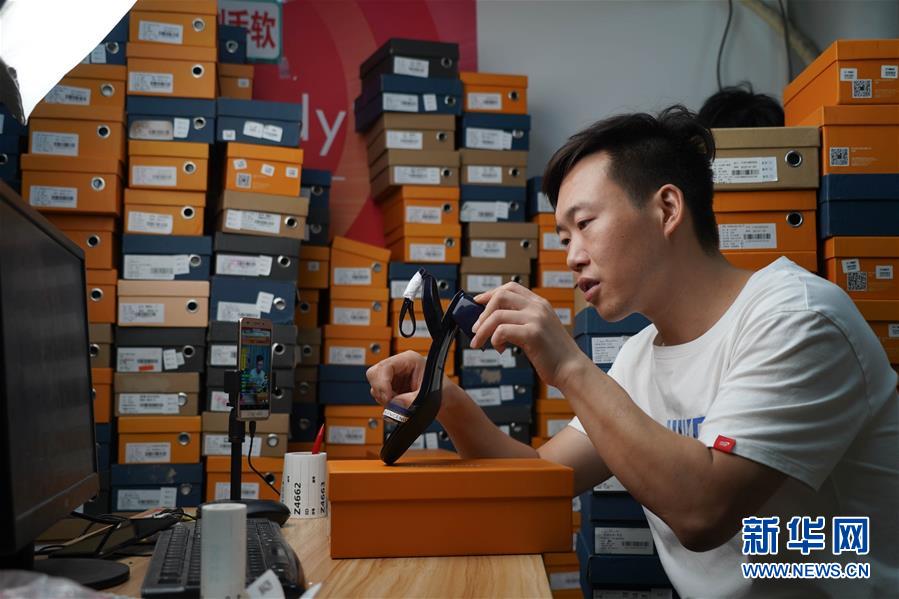 (民生直通車(chē)·圖文互動(dòng))(1)生產(chǎn)線(xiàn)“突圍” 創(chuàng)新領(lǐng)跑“下一站”——“中國(guó)女鞋之都”轉(zhuǎn)型升級(jí)之路