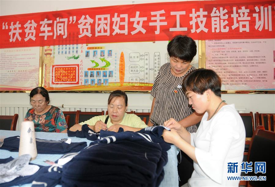 （決戰(zhàn)決勝脫貧攻堅(jiān)&middot;圖文互動(dòng)）（1）內(nèi)蒙古河套：一雙巧手、一副棒針、一團(tuán)毛線打造貧困戶&ldquo;炕頭經(jīng)濟(jì)&rdquo;