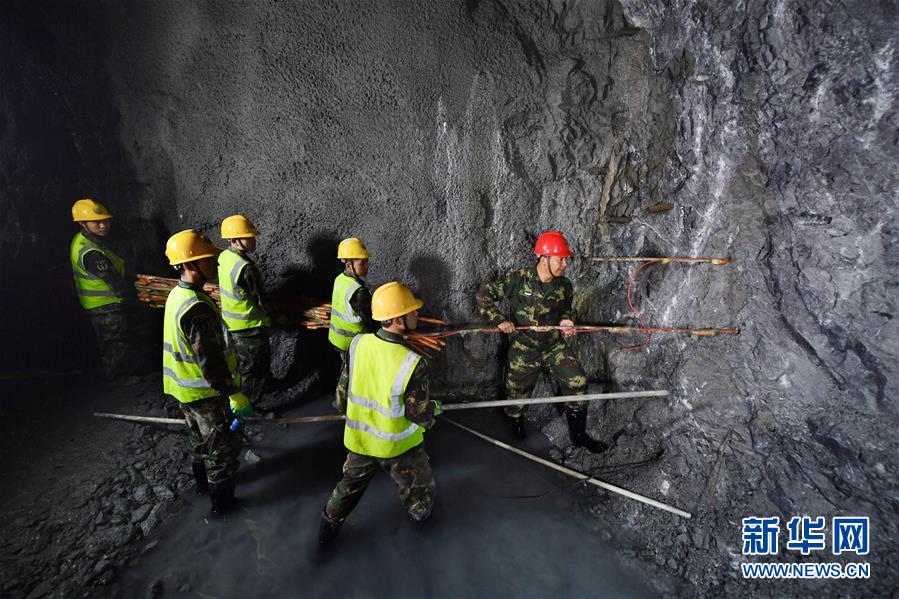 (軍事·圖文互動)(5)為導(dǎo)彈筑巢的“彝族雄鷹”——記“最美新時代革命軍人”沙子呷