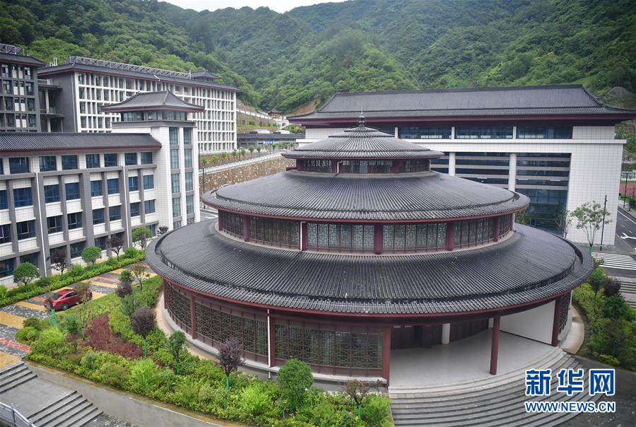 （新華視點&middot;圖文互動）（4）學(xué)校建漂亮點本無錯，為何這所&ldquo;豪華中學(xué)&rdquo;讓人困惑？