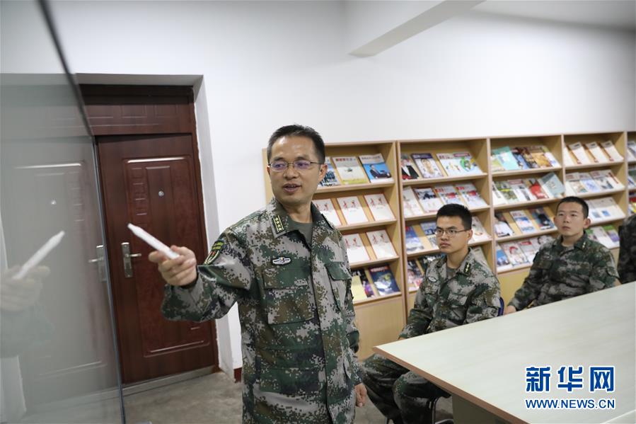 (圖文互動(dòng))(2)對黨赤“淳” 為國志“靜”——記戰(zhàn)略支援部隊(duì)某部高級工程師淳靜