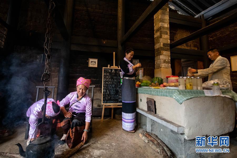 (決戰(zhàn)決勝脫貧攻堅·圖文互動)(1)眼前的生活就是詩和遠方——藝術(shù)引領(lǐng)云南傣族山村蝶變