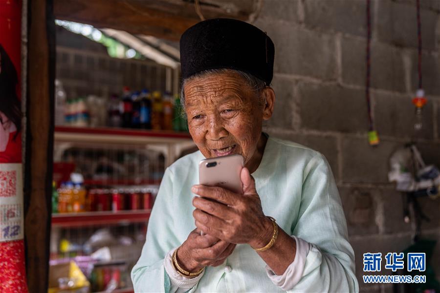 (決戰(zhàn)決勝脫貧攻堅·圖文互動)(2)眼前的生活就是詩和遠方——藝術(shù)引領(lǐng)云南傣族山村蝶變