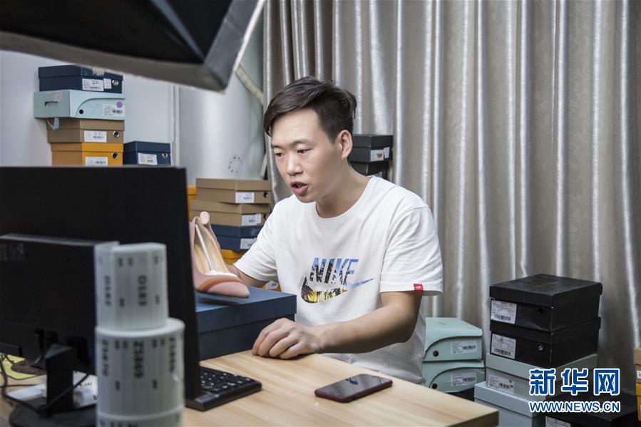 (總書記推動的改革身邊事·就業(yè)創(chuàng)業(yè)改革篇·圖文互動)(1)特寫:“網絡主播背后是轟鳴的工廠”——聆聽經濟復蘇的新訊號