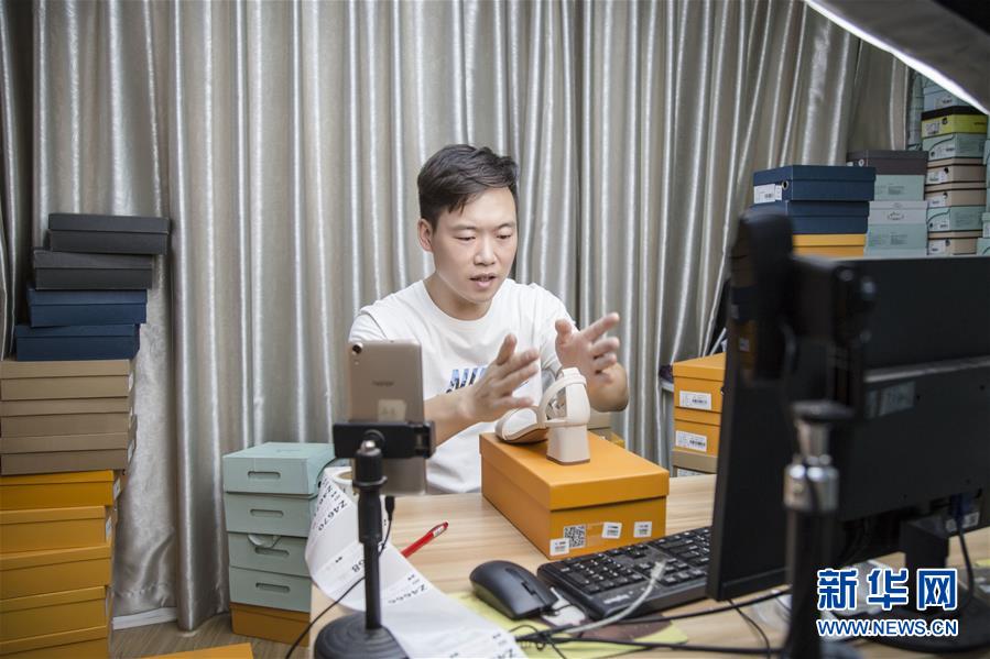 (總書記推動的改革身邊事·就業(yè)創(chuàng)業(yè)改革篇·圖文互動)(2)特寫:“網絡主播背后是轟鳴的工廠”——聆聽經濟復蘇的新訊號