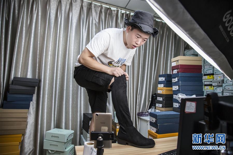 (總書記推動的改革身邊事·就業(yè)創(chuàng)業(yè)改革篇·圖文互動)(3)特寫:“網絡主播背后是轟鳴的工廠”——聆聽經濟復蘇的新訊號