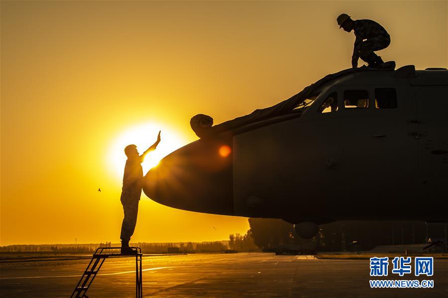 （在習(xí)近平強(qiáng)軍思想指引下&middot;我們在戰(zhàn)位報(bào)告&middot;圖文互動）（5）雷霆&ldquo;戰(zhàn)神&rdquo;向戰(zhàn)而飛&mdash;&mdash;空軍航空兵某師牢記囑托備戰(zhàn)打仗記事