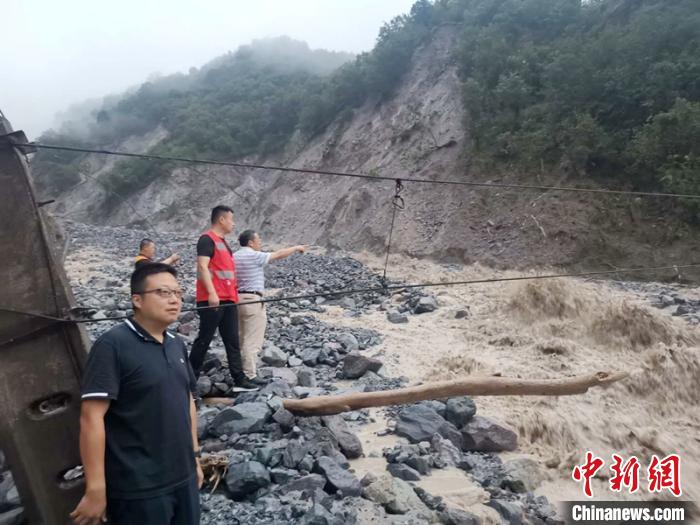 工作人員正在查勘泥石流災(zāi)情?！ソ?攝