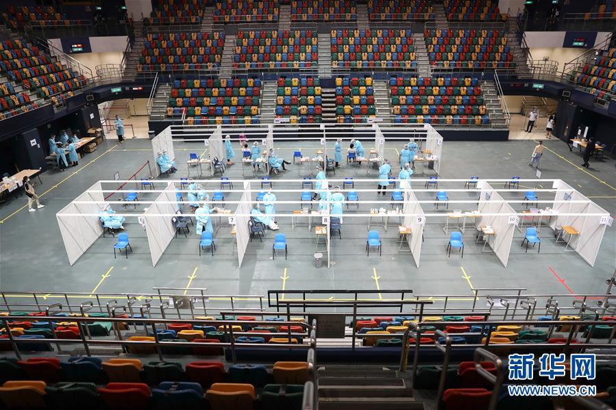 （圖文互動）（1）特寫：新冠病毒普檢首日，香港市民踴躍參與