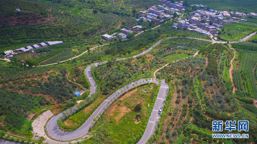 （新華全媒頭條&middot;走向我們的小康生活&middot;圖文互動(dòng)）（1）長(zhǎng)城腳下，小康村串成&ldquo;珍珠鏈&rdquo;