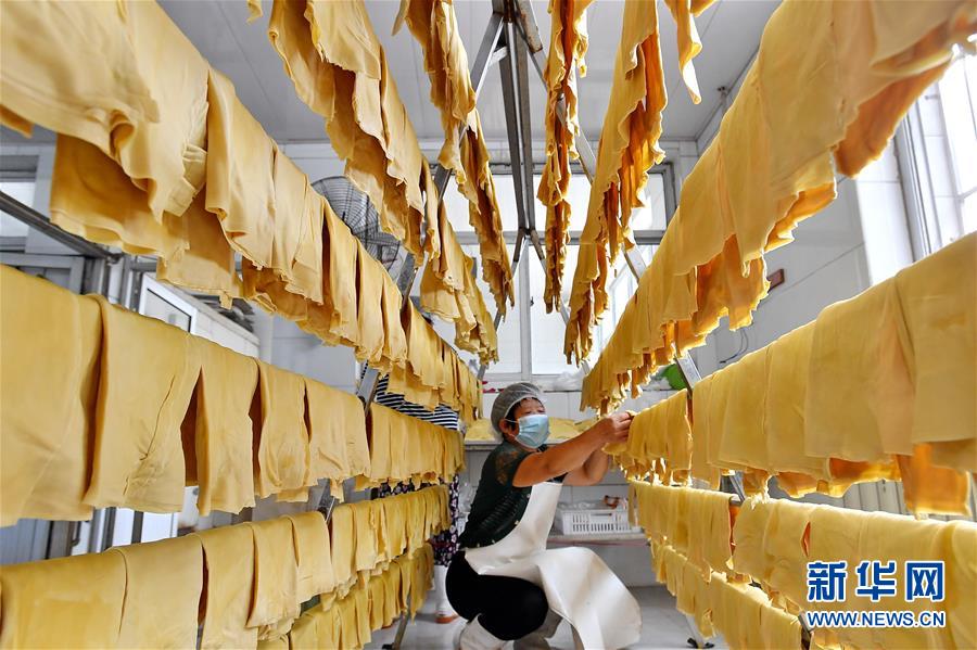 （新華全媒頭條&middot;走向我們的小康生活&middot;圖文互動(dòng)）（10）長(zhǎng)城腳下，小康村串成&ldquo;珍珠鏈&rdquo;