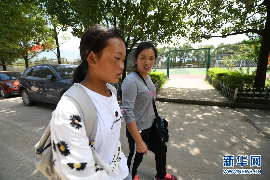 （熱點(diǎn)鮮報(bào)&middot;圖文互動）（1）為了大涼山的下一代，她奔赴在助學(xué)路上