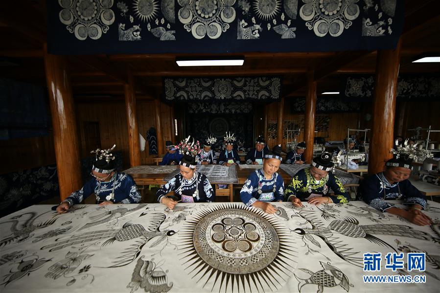 #（決戰(zhàn)決勝脫貧攻堅&middot;圖文互動）（5）一個小鎮(zhèn)&ldquo;撬動&rdquo;整縣脫貧&mdash;&mdash;社會扶貧的貴州丹寨樣板