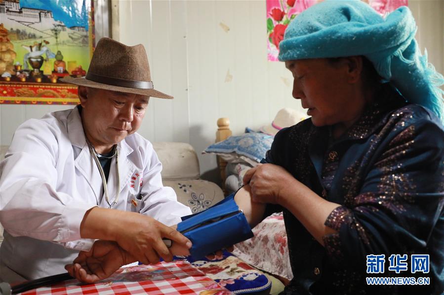 (圖文互動)(2)村醫(yī)斗拉加的堅(jiān)守
