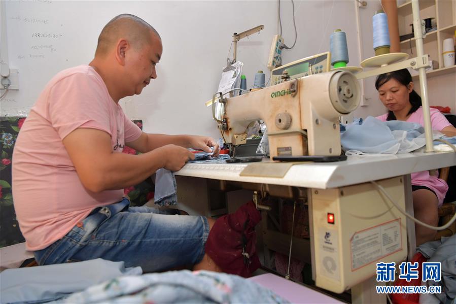 （走向我們的小康生活&middot;圖文互動(dòng)）（1）&ldquo;一件衣裳&rdquo;，藏著脫貧致富新天地