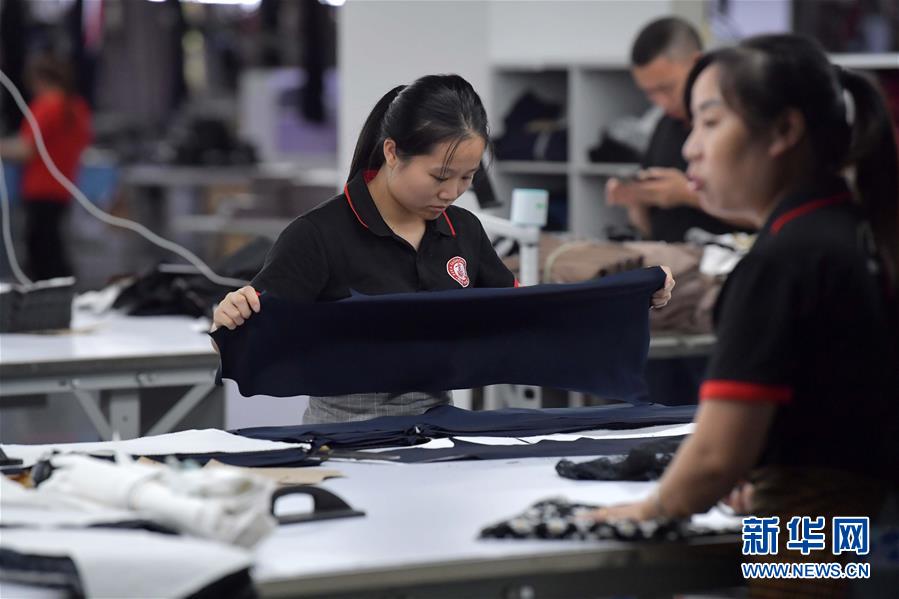 （走向我們的小康生活&middot;圖文互動(dòng)）（3）&ldquo;一件衣裳&rdquo;，藏著脫貧致富新天地