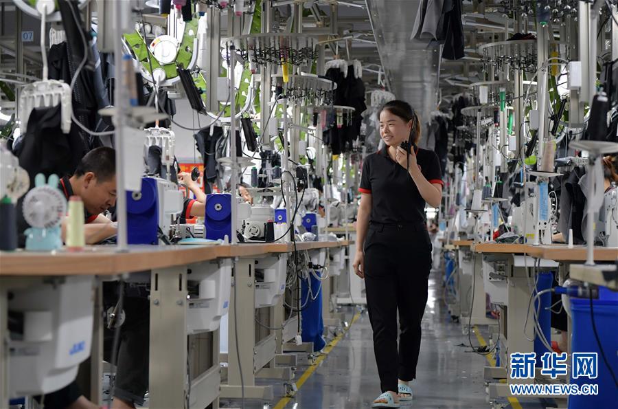 （走向我們的小康生活&middot;圖文互動(dòng)）（5）&ldquo;一件衣裳&rdquo;，藏著脫貧致富新天地