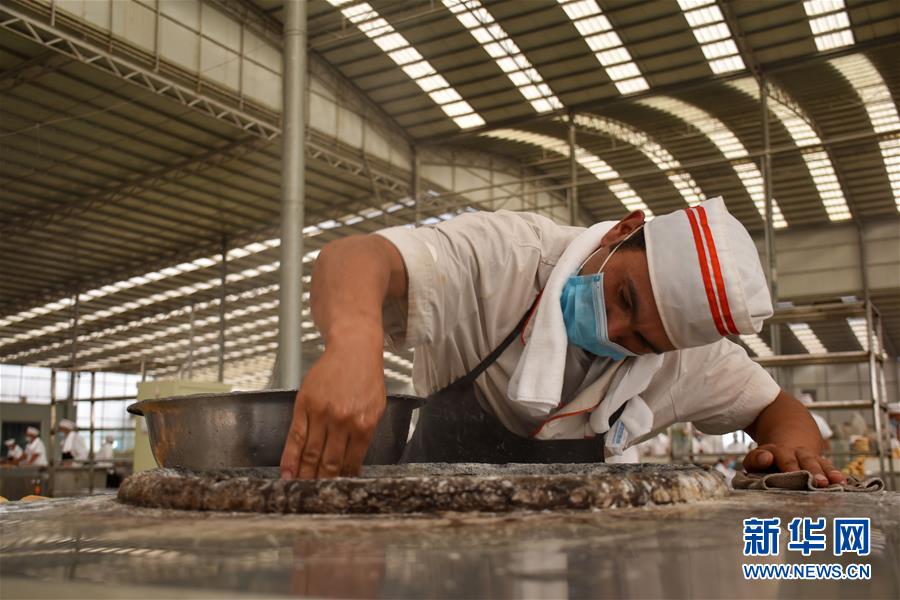 (決戰(zhàn)決勝脫貧攻堅(jiān)·圖文互動(dòng))(1)家門(mén)口的“夢(mèng)工廠”