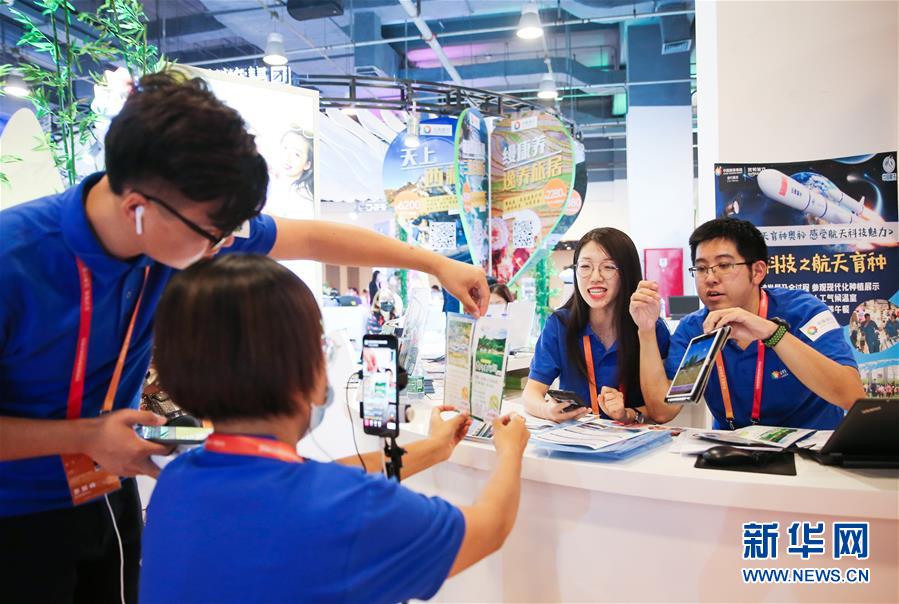 （新華全媒頭條&middot;圖文互動(dòng)）（12）奮斗結(jié)碩果，再寫新篇章&mdash;&mdash;寫在共和國(guó)71周年華誕之際