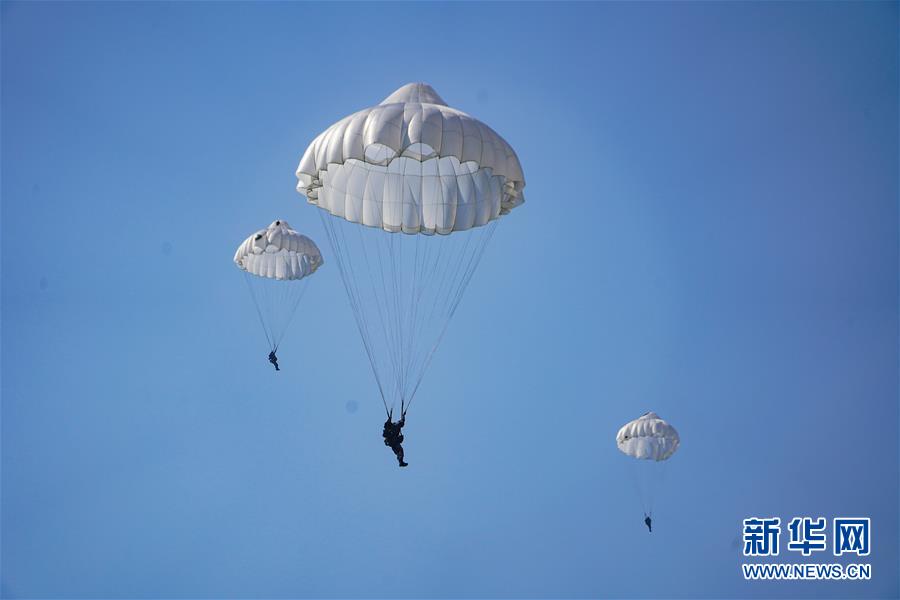 （在習(xí)近平強(qiáng)軍思想指引下&middot;我們?cè)趹?zhàn)位報(bào)告&middot;圖文互動(dòng)）（2）朵朵傘花綻放，勝戰(zhàn)精兵天降&mdash;&mdash;空降兵部隊(duì)某旅教導(dǎo)員余海龍帶領(lǐng)官兵傳承黃繼光精神記事