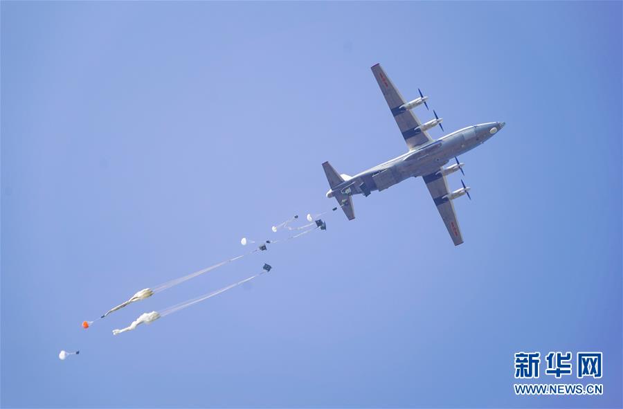 （在習(xí)近平強(qiáng)軍思想指引下&middot;我們?cè)趹?zhàn)位報(bào)告&middot;圖文互動(dòng)）（4）朵朵傘花綻放，勝戰(zhàn)精兵天降&mdash;&mdash;空降兵部隊(duì)某旅教導(dǎo)員余海龍帶領(lǐng)官兵傳承黃繼光精神記事